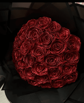 Елегантен букет от тъмночервени рози