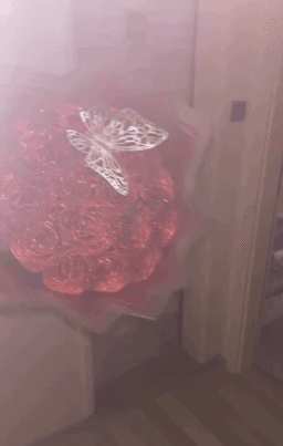 Луксозен червен букет с пеперуда 1