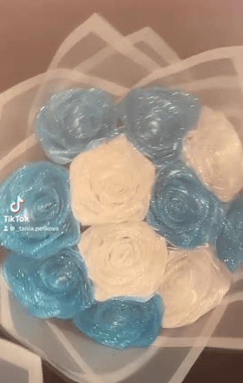 Двуцветен букет (синьо и кремаво)