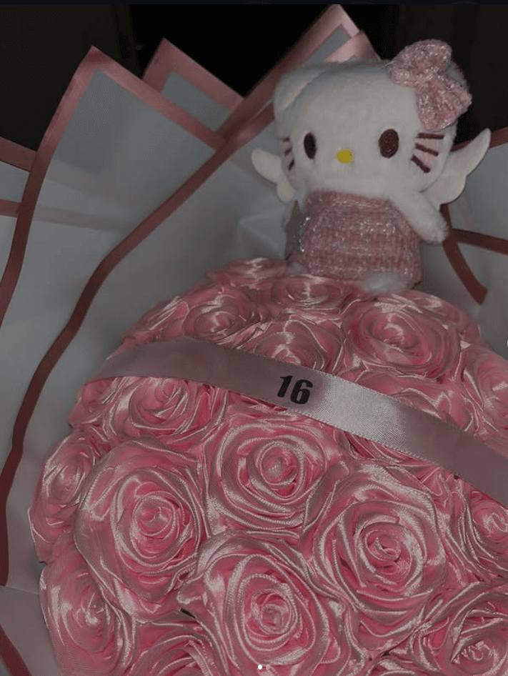 Розов букет с персонаж (Hello Kitty стил)