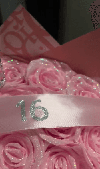 Розов букет с брокат и надпис „16"