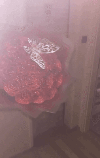 Луксозен червен букет с пеперуда