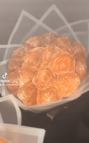 Нежен букет в бяло и прасковено